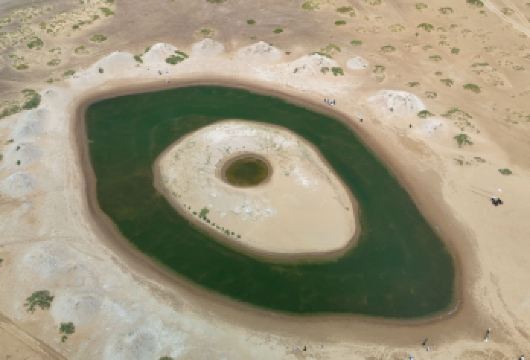 宁夏 银川阿拉善六湖穿越一日游 天鹅湖/乌兰湖/翡翠湖亲子游【乘专业越野车，穿梭天鹅湖、乌兰湖等六湖。赏乌兰湖 “地球心脏” 般的血红，邂逅翡翠湖的碧绿】