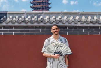 武汉机场转机游/黄鹤楼5小时游【5 小时武汉中途停留游：参观被联合国教科文组织列为世界遗产的黄鹤楼（禁止入内），欣赏长江风光和 1800 年的文化——无航班延误。 交通便利：高效游览黄鹤楼周边地区，了解其传说/诗歌，感受武汉的精髓。 包含可选英语导游和旅行保险。非常适合时间紧迫的游客体验地标。】