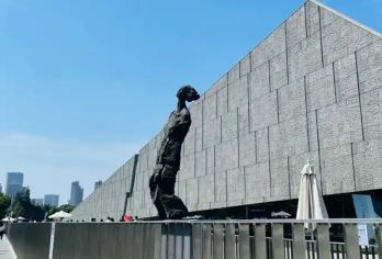 侵华日军南京大屠杀遇难同胞纪念馆【含门票+精品讲解】【沉浸式缅怀遇难同胞，聆听历史回响，在庄重氛围中传递铭记与敬畏。】