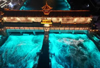 四川成都出发|都江堰景区+青城前山【10小时包车】【千年水利工程+清幽自然风光，二者共同构成“三遗之城”的独特魅力】