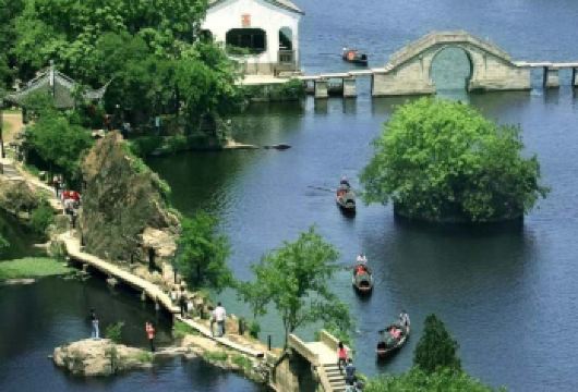 绍兴东湖门票+乌篷船体验+资深人工讲解服务【精品小团】【含东湖乌篷船体验，泛舟湖上，体验绍兴特色。】