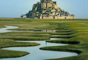 巴黎一日游：法国圣米歇尔山+修道院一日游（可选中文语音导览）【探访世界第八大奇迹，沉浸式感受圣米歇尔山的千年历史与潮汐奇观。】