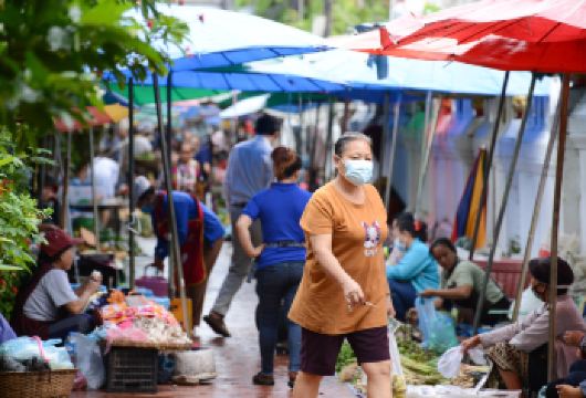 与当地人一起探索昆明夜间美食之旅【在隐秘的当地摊位品尝正宗的云南街头美食。 探索充满风味和文化的夜市。 与当地人一起用餐，了解每道菜背后的故事。】