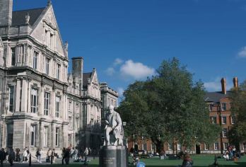 爱尔兰都柏林一日游【威士忌博物馆+都柏林动物园+伊菲花园】【自然与人文场景互补，景点间车程适中，从酒香文化到绿植秘境，一日体验多元爱尔兰风情。】