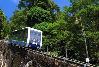 槟城乔治市+极乐寺+升旗山+娘惹博物馆+巴都丁宜沙滩一日游【沉浸在极乐寺的迷人壮丽之中，这里的每个角落都展现着丰富的文化，让升旗山郁郁葱葱的自然风光唤醒您的感官】