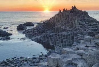 【权游】巨人之路+黑暗树篱+卡里克索桥包车一日游【中文司机】【深入探索《权力的游戏》标志性拍摄场地，踏上迷人的冒险之旅[10小时超长行程+中文专车+行程可调]】