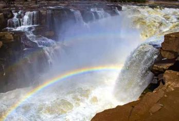 【纯玩·上门接送】陕西壶口瀑布+南泥湾+北京知青旧居一日游【便捷接送：提供延安市区酒店上门接送服务，无需游客自行前往集合地点，节省时间和精力，避免了舟车劳顿。】