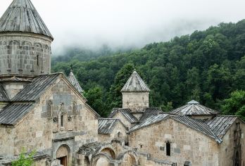 塞凡湖和迪利然一日游，含伊杰万葡萄酒之旅【塞凡湖是世界第二大高海拔淡水湖。 迪利然，又称小瑞士，是北部一座被森林和群山环绕的小镇。 作为此次难忘旅行体验的一部分，您将有机会品尝亚美尼亚葡萄酒。】