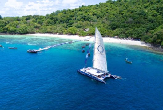 普吉岛：香蕉海滩、拉查岛及日落游艇派对【在豪华游艇上感受阳光轻抚肌肤，海风拂过发梢 在香蕉海滩一日游中探索普吉岛的**风光 在拉查岛晶莹剔透的海水中畅游，并在海滩上放松身心】