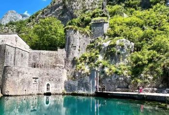 塞尔维亚圣萨瓦教堂+塞尔维亚国会大厦|触摸千年信仰与权力印记【[圣萨瓦教堂]教堂采用拜占庭式设计，以纯白色大理石堆砌而成，主顶覆盖巨大青铜穹顶，为巴尔干之樶】