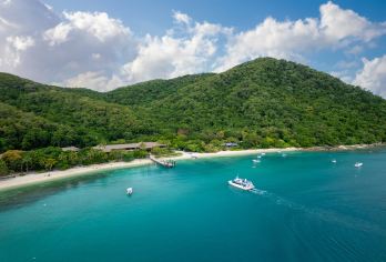 澳大利亚凯恩斯大堡礁翡翠岛+绿岛一日游玩浮潜或者玻璃底船 【一日畅游，双倍体验！领略大堡礁两种截然不同的热带岛屿风情 原始雨林徒步的野趣与珊瑚沙岛漫步的休闲】