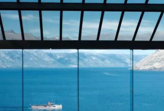 新西兰皇后镇米尔福德峡湾+游船+镜湖【中文包车+12小时】【尊享一对一高端行程定制，豪华包车专属礼遇，专业旅行顾问24小时恭候垂询。】