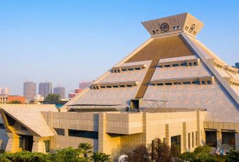 河南博物院+只有河南专车：上门接送·多车型·行程自由【专车即移动休息站，文化盛宴+舒适体验两不误，把时间留给真正值得的沉浸式游览！】