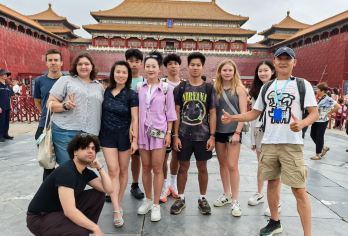 【私人团体&酒店接送】广场+故宫+导游服务+交通【北京本地旅行社。服务很好。如果在行程中发现任何购物停留，我们将补偿您1000元人民币。 可选择多个景区游览套餐。 这是一个私人团体。您和您的家人/朋友在一个团体中，没有其他人。导游只为您服务。】