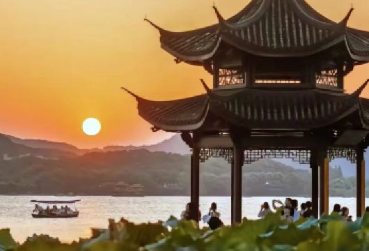 杭州西湖风景名胜区半日游【纯玩ღ雷峰塔+西湖游船/上门接】【全程纯玩，不进购物店，包含西湖经典景点，近距离身临西湖画卷中。】