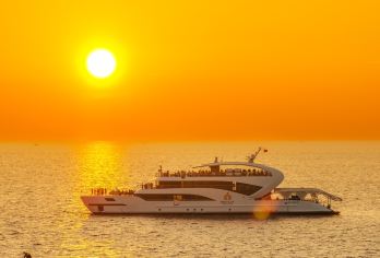 鹦鹉螺号日落巡航之旅：梦幻日落与晚餐【在鹦鹉螺号豪华游轮上欣赏美丽的日落。 乘坐五星级游轮“鹦鹉螺号”，欣赏南部美丽的岛屿和夕阳余晖下的城镇。 高级自助餐，菜品种类丰富，从海鲜到当地特色菜应有尽有。】