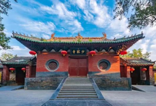 少林寺+武术馆+三皇寨一日游【2-8人精品团+三环专车接送】【[高性价比]连续8年发团量第一行业领先，获“携程高质量服务奖”“携程服务标杆奖”等奖项实力的证明。】