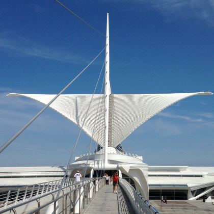 美国芝加哥往返+密尔沃基+哈雷博物馆一日游【中文包车上门接】