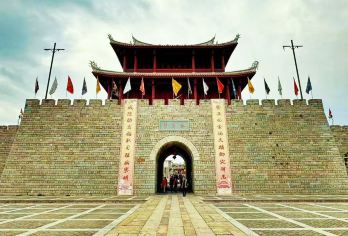 厦门旅游泉州石狮洛伽寺+蟳埔村+梧林古村落一日游8人精品团【[精品线路策划]一天打卡泉州超出片景点鲟埔村+洛伽寺+梧林古村落，慢慢逛不赶趟，今天行程一】