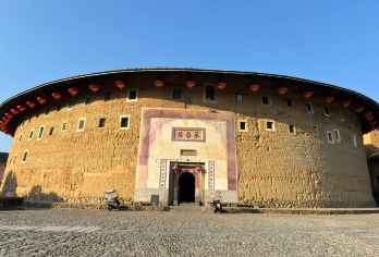 福建土楼王景区+承启楼+世泽楼一日游【接送+门票+午餐】【[服务保障]本地旅行社，自有车队，天天发团，全程贴心服务，纯玩无强制消费！】
