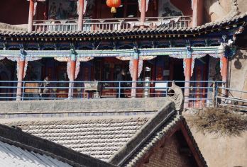 张掖往返：七彩丹霞+马蹄寺一日游 【3-6人VIP深度游】【马蹄寺石窟群：拥有千年历史的石窟群，造型别致，规模宏大，是甘肃境内樶大的石窟群之一。】