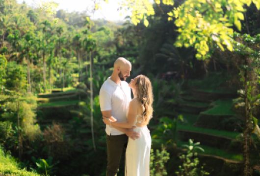 乌布私人日游：猴子森林、瀑布、寺庙与梯田【享受私人全日乌布之旅，节奏灵活，非常适合情侣、家庭和首次到访的游客 轻松一日游，探访圣猴森林公园、蒂布马纳瀑布、圣泉寺及壮丽梯田景观 包含酒店私人接送服务，由友好的当地司机提供，不含午餐以便灵活安排行程】