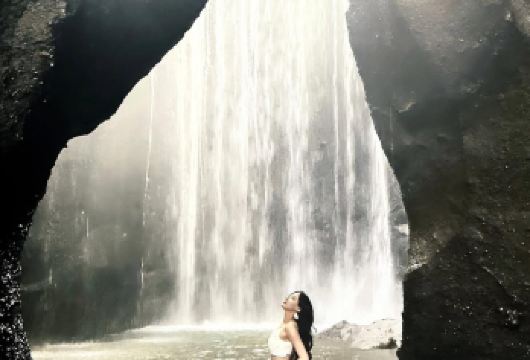 乌布瀑布私人日游——可选图卡德切蓬、坎托兰波或特根安甘瀑布【探索隐秘的丛林瀑布——根据您的喜好选择图卡德塞蓬瀑布、坎托兰普瀑布或特格农甘瀑布。 私人全天包车游，配备英文司机；无购物停留，纯粹沉浸于自然风光。 远离拥挤的旅游景点，享受如画的拍照机会、清爽的戏水时光以及宁静的巴厘岛风光。】