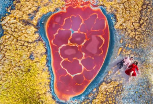 宁夏银川腾格里沙漠一日游【五湖穿越/航拍乌兰湖/沙漠冲浪】【飞鸟栖息地天鹅湖+地球之心乌兰湖+粉红之镜骆驼湖+沙漠草原海溜琪湖+沙漠风铃吉他湖深入沙漠腹地】