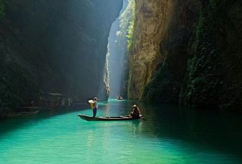 恩施屏山峡谷+宣恩夜景一日游（不早起、无二消）奔驰保姆车【[VIP]专车上门接送，保姆车，享受出游】