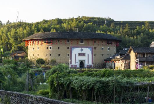 福建土楼包车游【田螺坑“四菜一汤”，初溪土楼、土楼王等可选】【包车出行，行程可灵活定制，玩得更随心，告别赶行程的匆忙感，真正享受 “按自己节奏玩” 的旅行自由。】