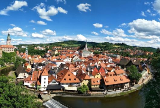 捷克布拉格老广场+布拉格城堡+查理大桥+斯特拉霍夫修道一日游【轻松无负担：往返交通省心，景点间衔接顺畅，无需自行规划，适合休闲出游。】