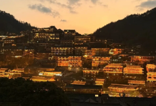 贵阳私人定制日游：西江千户苗寨（中国**苗寨）【从贵阳市区便捷出发，全程由私人导游安排，轻松探索古镇与自然风光 漫步青岩古镇的石巷，探秘天河潭的水旱溶洞 探索青岩古镇的多元文化，体验天河潭的山水之美】