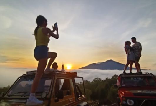 巴厘岛包团巴杜尔火山日出吉普车之旅【壮观的日出景观 欣赏太阳从巴杜尔火山升起，金色光芒洒满巴杜尔湖、阿邦山和阿贡山。 4x4吉普探险之旅，穿越崎岖火山地貌与黑色熔岩原野——刺激却舒适，无需徒步跋涉。 清凉晨间氛围 清新的山间空气与宁静的晨曦氛围，是放松身心、享受自然的**时刻。】