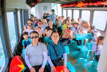 芽富湾游览 – 越南芽庄出发的兰花岛和猴岛之旅【探索兰花园、蝴蝶园、巨型吉他区和自然风光，游览兰屿。 欣赏精彩的动物表演，包括鸟类表演和猴子与朋友们的马戏表演。 参观猴岛，那里有超过1200只猴子在自然环境中自由生活。】