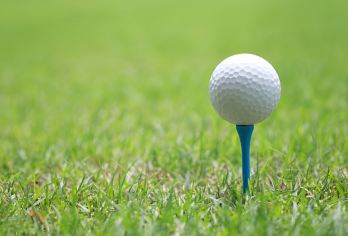 【贵阳】乐湾国际高尔夫练习场+青岩古镇：一日自驾游【在配备练习场和锦标赛级 18 洞球场的先进设施中练习您的球技。 在打完高尔夫球后，不妨漫步于历史悠久的青岩古镇，感受贵阳丰富的文化遗产。 包含往返交通和高尔夫球场门票，让您和朋友们轻松享受无忧无虑的高尔夫乐趣。】