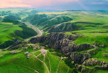 呼和浩特出发：乌兰哈达火山地质公园、辉腾锡勒包车一日游【您的私家车，您的行程。从黎明到黄昏，按照您自己的节奏探索。 充分利用您的一天。一次旅程，见证古老的火山和广阔的草原。 捕捉令人惊叹的镜头：黎明时的火山轮廓和草原上的黄金时刻。】