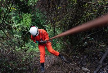 【<酷游贵州-鬼耳天坑绳降>贵州版《地心游记》 探索户外】【探索奇观：地下暗流、絶美岩壁、地心石壁星空】