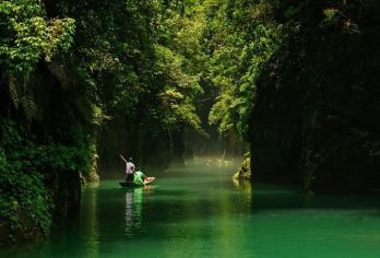 恩施屏山峡谷一日游（2人可成团、不早起、无二消）奔驰保姆车【[VIP]专车上门接送，保姆车，享受出游】