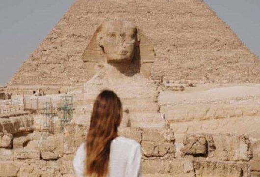 开罗吉萨金字塔+埃及博物馆+萨拉丁城堡一日游【专车+午餐】【从参观标志性的吉萨金字塔开始您的旅程，在那里您将探索哈夫拉金字塔、门卡拉金字塔和宏伟的狮身人面像】