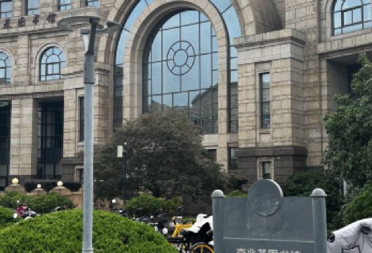 上海交通大学+复旦大学一日游可中英文服务【梧桐道上忆百年学脉，光华楼前论古今经纬，双星并耀铸华夏栋梁。】