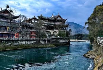 【私家团】青城山+都江堰含讲解+仰天窝+蓝眼泪一日游【[私家出行，不与陌生人拼团]】