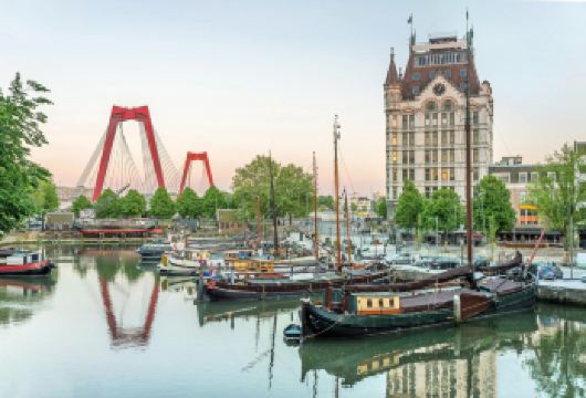 荷兰阿姆斯特丹红灯区+国家博物馆+运河+安妮·弗兰克故居日游【轻松无负担：往返交通省心，景点间衔接顺畅】