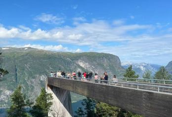 挪威卑尔根沃斯教堂+旺湖+艾于兰峡湾【中文司机+景点可调】【尊享一对一高端行程定制，多日豪华包车专属礼遇，专业旅行顾问24小时恭候垂询。】