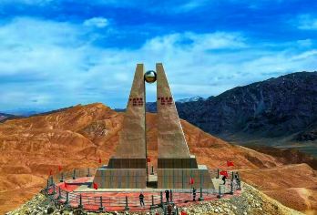 新疆喀什+中国西极+天山昆仑山交汇一日游，私家团，包车游【[2-6人独立出行]100%成团保障，不与陌生人拼团， 亲友出行的优选，专车服务，行程游玩灵活、自由】