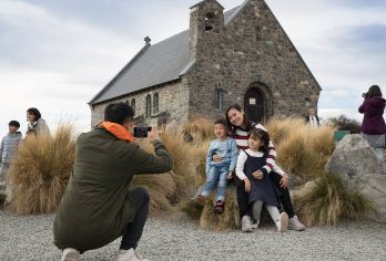 新西兰南岛大巴日游 皇后镇—库克山-蒂卡波-基督城 (单程)【新西兰南岛非常精典的线路，无需自己开车，非常简单省力的旅行方式，欧美游客团，性价比高。】