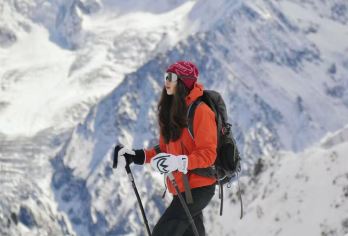 岗什卡雪峰+连心湖瀑布一日游|赠骑马体验|无人机航拍8人小团【行程自由，浏览时间充裕，随走，随停，随拍|+连心湖+七彩瀑布+雪雕+大本营】