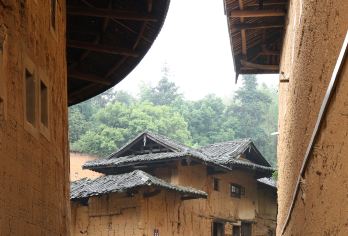 南靖田螺坑土楼群+福建土楼(永定)+福建土楼王一日游不含票【[专车出行]晚出发，酒店门口接，看四菜一汤田螺&看土楼王承启楼，亲身体验客家传统习俗文化】