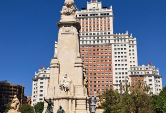 西班牙马德里+马德里王宫+普拉多博物馆+西班牙广场一日游【王宫与教堂联游：一次性游览欧洲第三大皇宫与风格混搭的主教座堂，感受皇家气派与宗教艺术的碰撞】