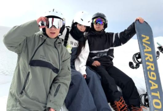 【可选8人小团】五峰国际滑雪场一日游+赠滑雪三件套+意外险【[缤纷景点]宜昌均瑶/万达/东站集合点免费接送，当天往返，适合工作忙的小伙伴，轻松一站搞定！】