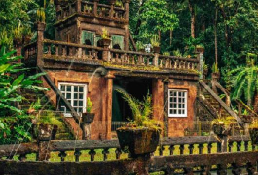 凯恩斯天空之城帕罗尼拉公园+蓝光虫夜游【含晚餐｜中文司导】【途径网红打卡点金字塔山、抵达神秘的帕罗尼拉公园，探秘坐落在凯恩斯南部的西班牙式城堡建筑～】